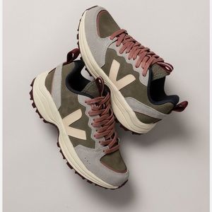 VEJA VENTURI SUEDE KAKI SABLE OXFORD GREY. Size US 8 / EU 39